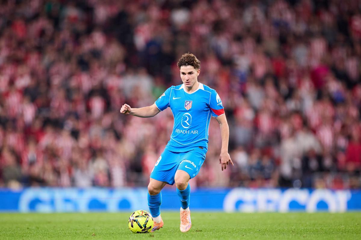Julian Alvarez of Atletico de Madrid in action during the LaLiga EA Sports match between Athletic Club and Atletico de Madrid at San Mames on December 6, 2025, in Bilbao, Spain. AFP7 06/12/2025 ONLY FOR USE IN SPAIN. Ricardo Larreina / AFP7 / Europa Press;2025;SPAIN;SPORT;ZSPORT;SOCCER;ZSOCCER;Athletic Club v Atletico de Madrid - LaLiga EA Sports;