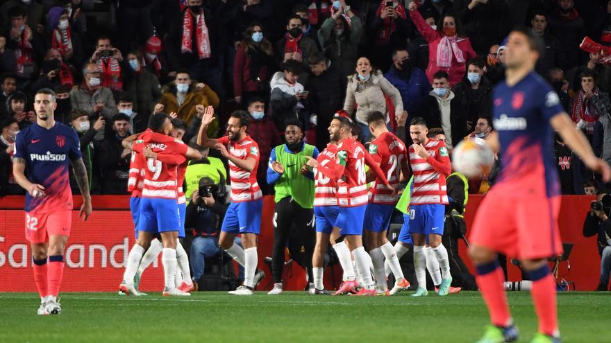 Mazazo del Granada al Atlético, que sufre su cuarta derrota consecutiva