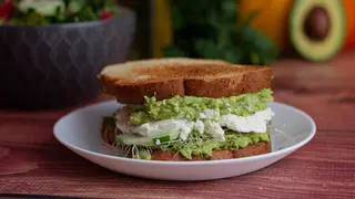 Tostadas de aguacate y huevo poché: el desayuno más saludable para mantener la línea