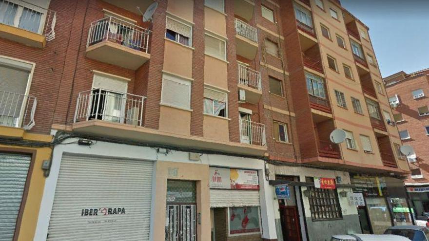 Un herido muy grave en un incendio en una vivienda de las Delicias