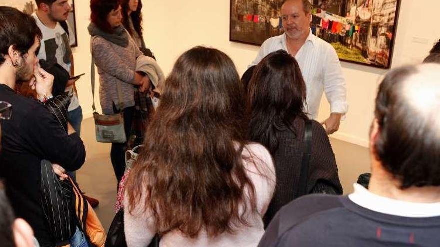 José María Mellado explica su obra al público visitante al Barjola.