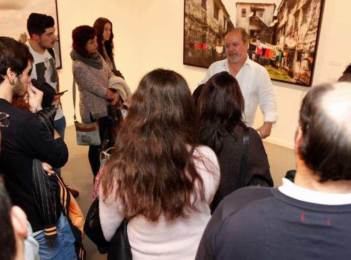 José María Mellado explica su obra al público visitante al Barjola.