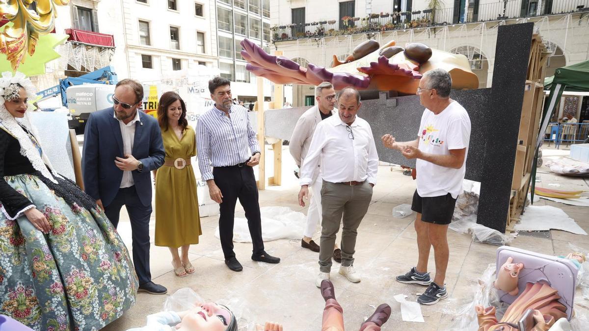 El arista Pedro Espadero muestra a los representantes de los municipios de Elche, Busoy, Ibi y Torremanzanas la Hoguera Oficial