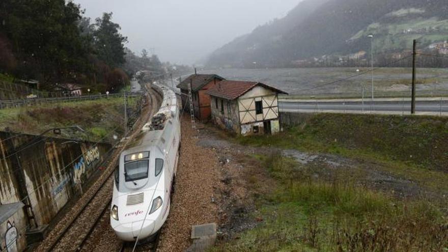 Asturias podría quedarse sin AVE si triunfa la moción de censura, alerta el ministro de Fomento