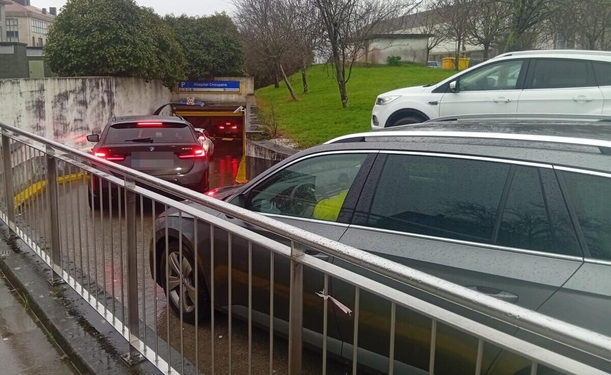 El parquin del Hospital Clínico se está viendo desbordado este miércoles