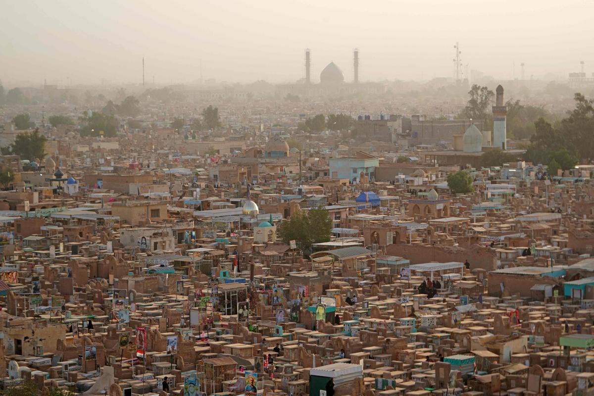 Vista aérea del cementerio de Wadi al-Salam (Valle de la Paz) en la ciudad santa iraquí de Najaf durante la festividad de Eid al-Fitr, que marca el final del mes sagrado de ayuno del Ramadán, el 3 de mayo de 2022.