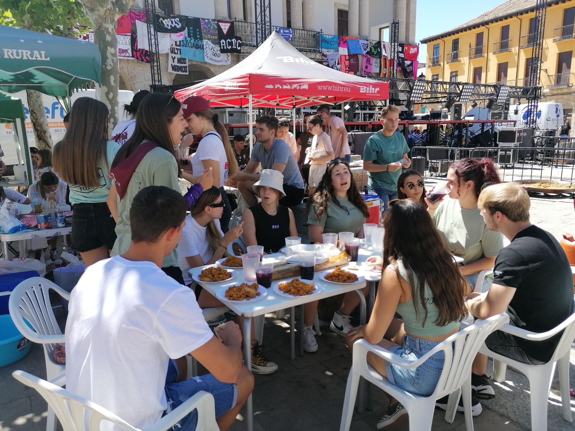 Las peñas aderezan las fiestas son sabor a paella