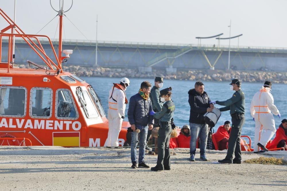 Guardia Civil, Cruz Roja y Salvamento Marítimo han puesto en marcha el protocolo para recepcionar a 24 personas rescatadas en el mar y que ocupaban una patera. 20 hombres y cuatro mujeres