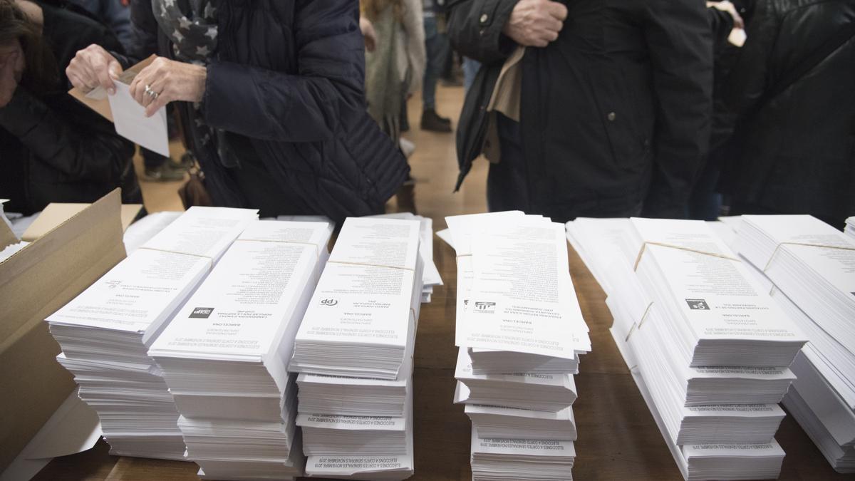 Butlletes per votar, a la seu electoral de l'Institut Lluís de Peguera, en les eleccions municipals del 2019