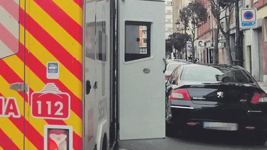 La UVI móvil y el coche del herido, frente al colegio.