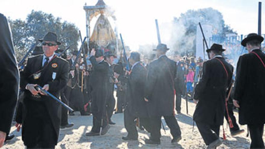 Más de 25.000 personas participan en la romería de la Virgen de Luna