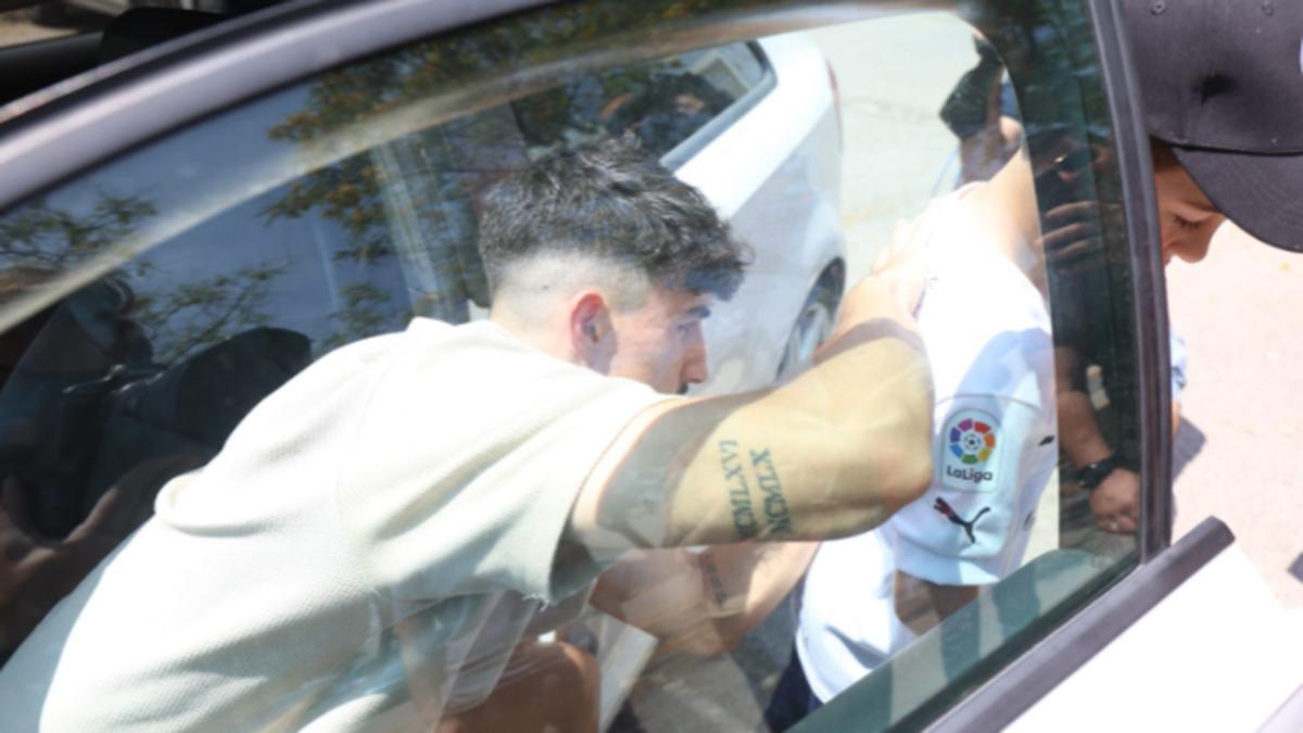 Diego López, firmando autógrafos