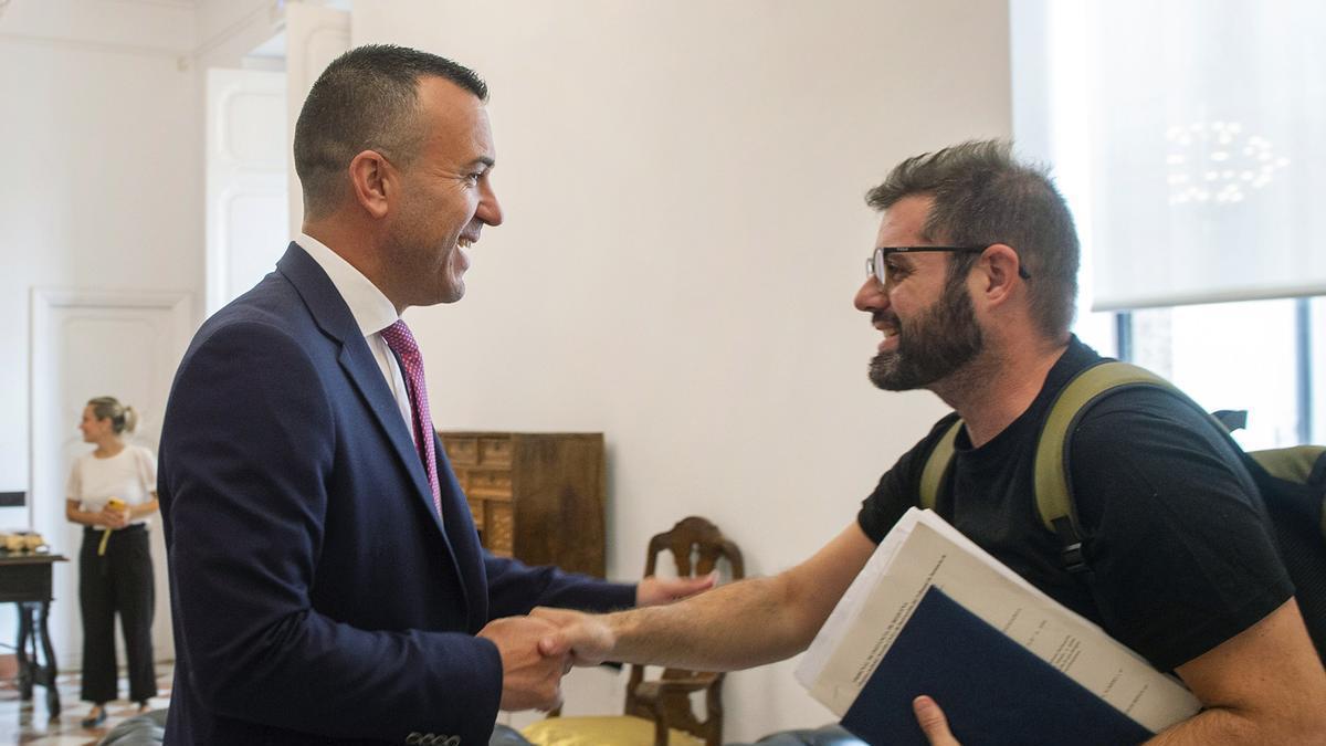 El presidente de la Diputación, Vicent Mompó, con el alcalde de Gátova, Jesús Salmerón.