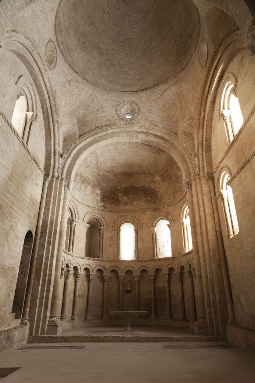 El interior de la iglesia del castillo de Loarre