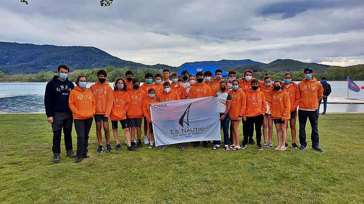 El equipo de jóvenes palistas del CNSA desplazado a la cita disputada en el lago de Banyoles. | CNSA