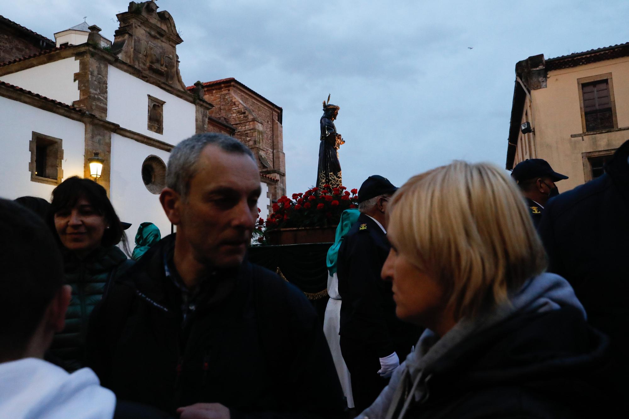 El Cristo de Medinaceli sale de procesión en Avilés y pone fin tres años de "cautiverio"