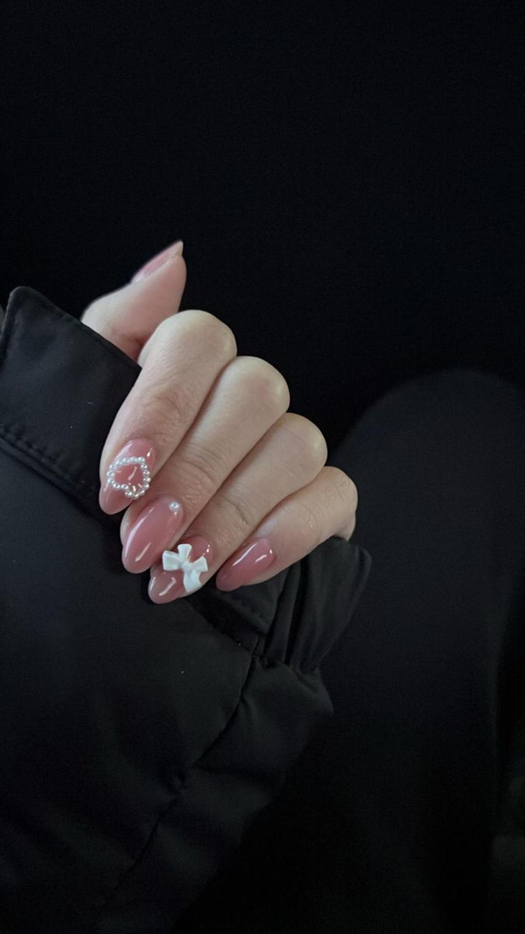 MANICURA 'COQUETTE' LAZO Y PERLAS