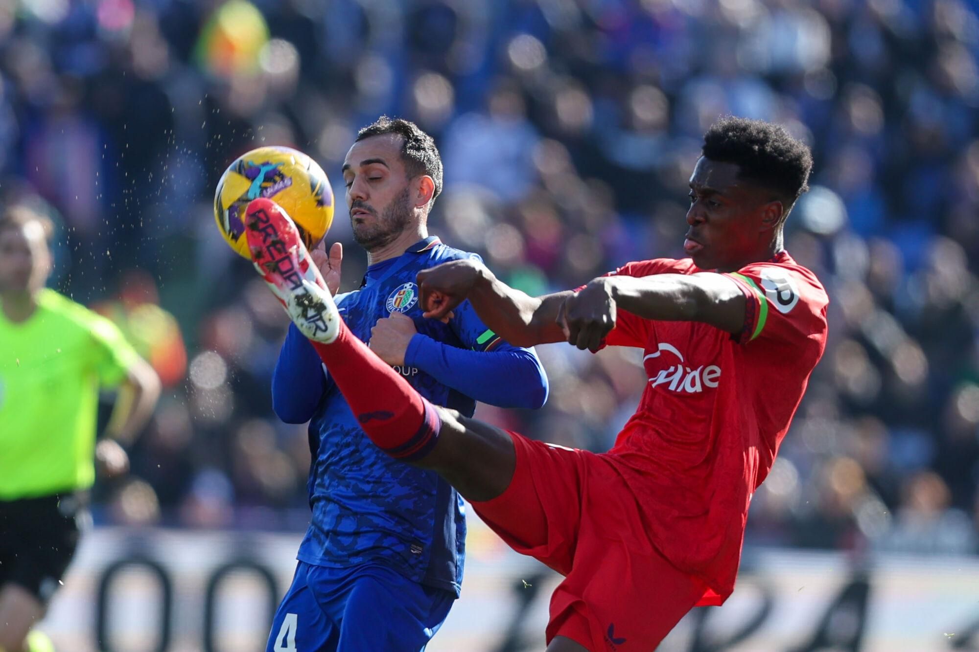 El centrocampista del Sevilla Albert Sambi (d) lucha por el balón durante el partido de LaLiga que enfrenta al Getafe contra el Sevilla en el Coliseum en Getafe. EFE/ Kiko Huesca. (GETAFE) (SEVILLA)