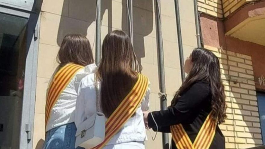 Las Reinas de Fiestas izan la bandera  en el ayuntamiento. | SERVICIO ESPECIAL