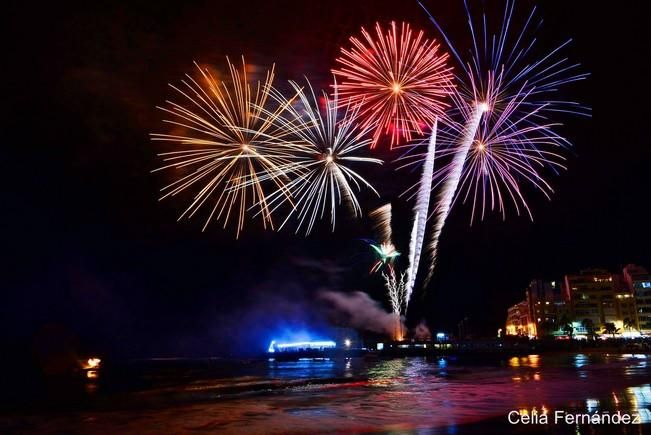 Espectáculo de fuegos artificiales tras el entierro de la sardina