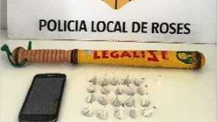 Detingut amb 21 bosses amb droga en un control