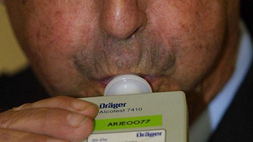 Un hombre realiza la prueba de alcoholemia.