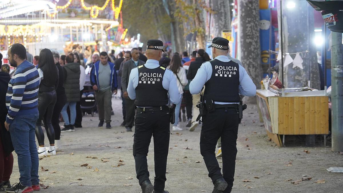 Dos agents de la Policia Municipal de Girona, per Fires.