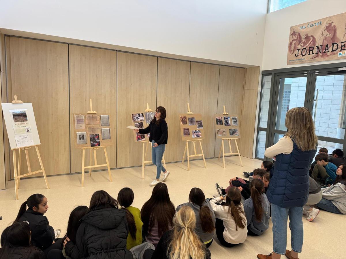 Estudiantes en la exposición