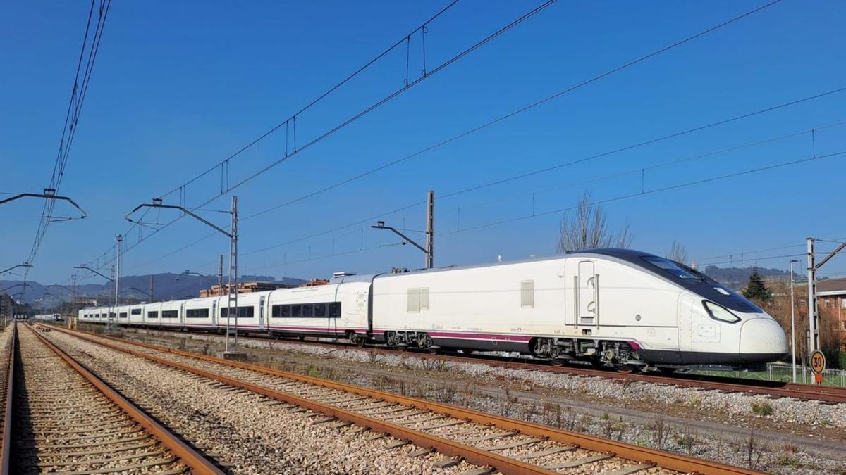 Un tren Avril en Gijón.