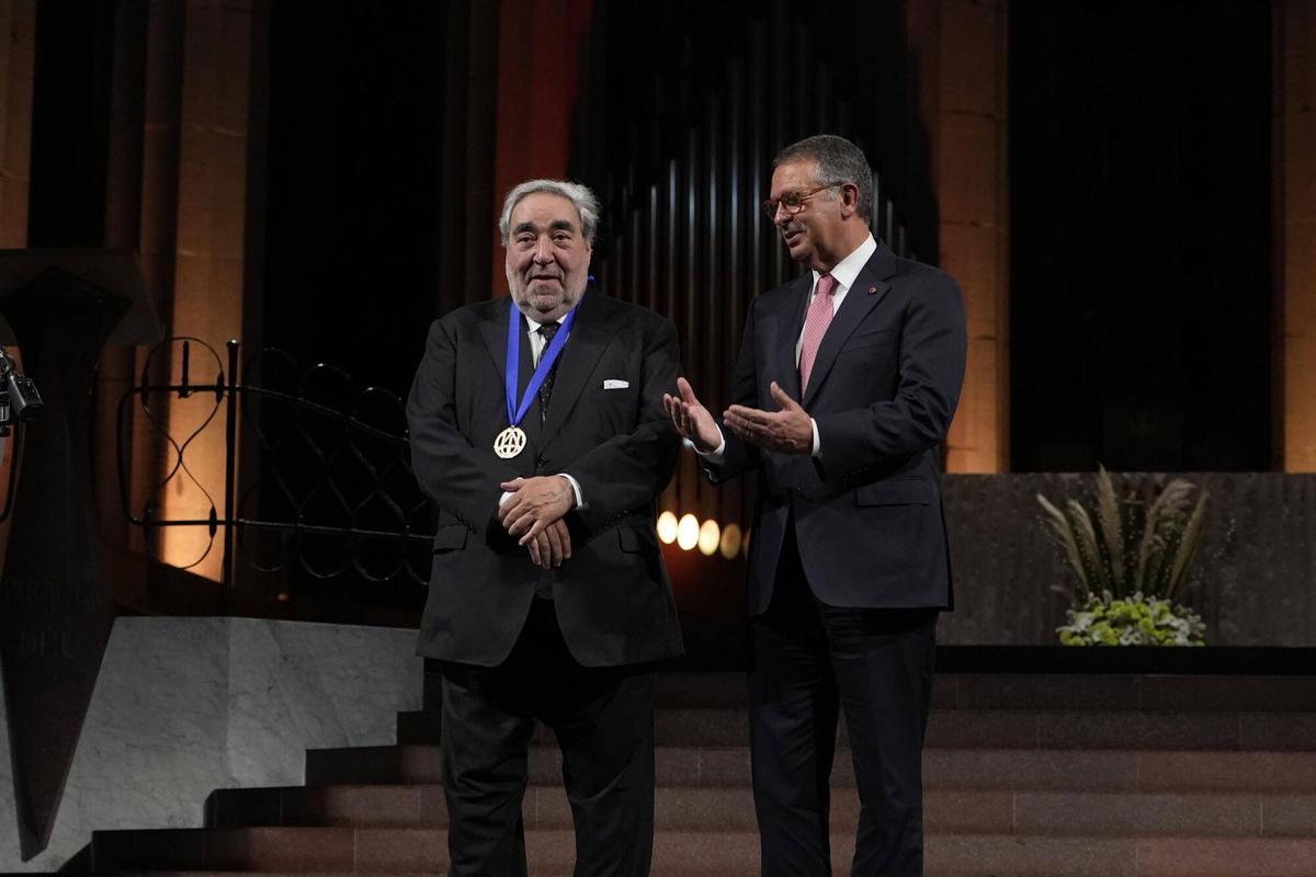 El arquitecto portugués, Eduardo Souto de Moura con el presidente de Portugal, Antonio José Seguro, después de recibir la Medalla de Oro de la Unión Internacional de Arquitectos (UIA) 2026 en la Sagrada Familia.