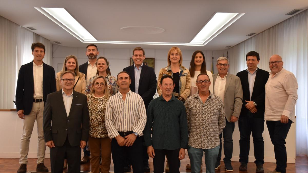 Funcionarios municipales jubilados y autoridades en el acto de reconocimiento en el Ayuntamiento de Xàtiva.