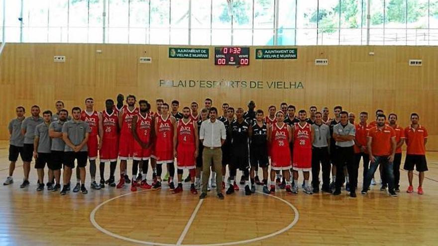 Jugadors de l&#039;ICL Manresa i del Força Lleida, al pavelló de Vielha abans del partit d&#039;ahir al migdia