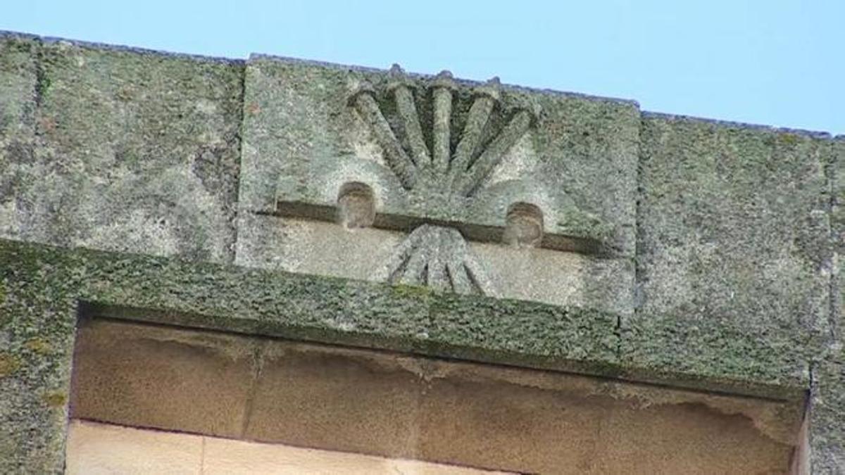 Escudo franquista que luce en la fachada principal del edificio sindical.