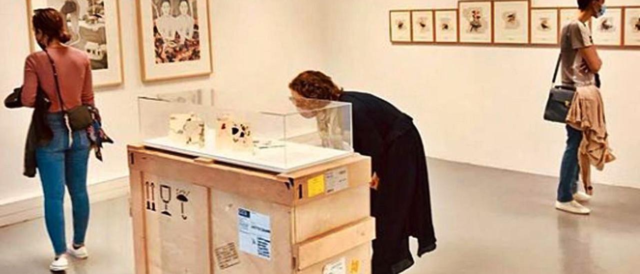 Inauguración de la muestra en el Instituto Cervantes de París, con su obra en el centro. | // FDV