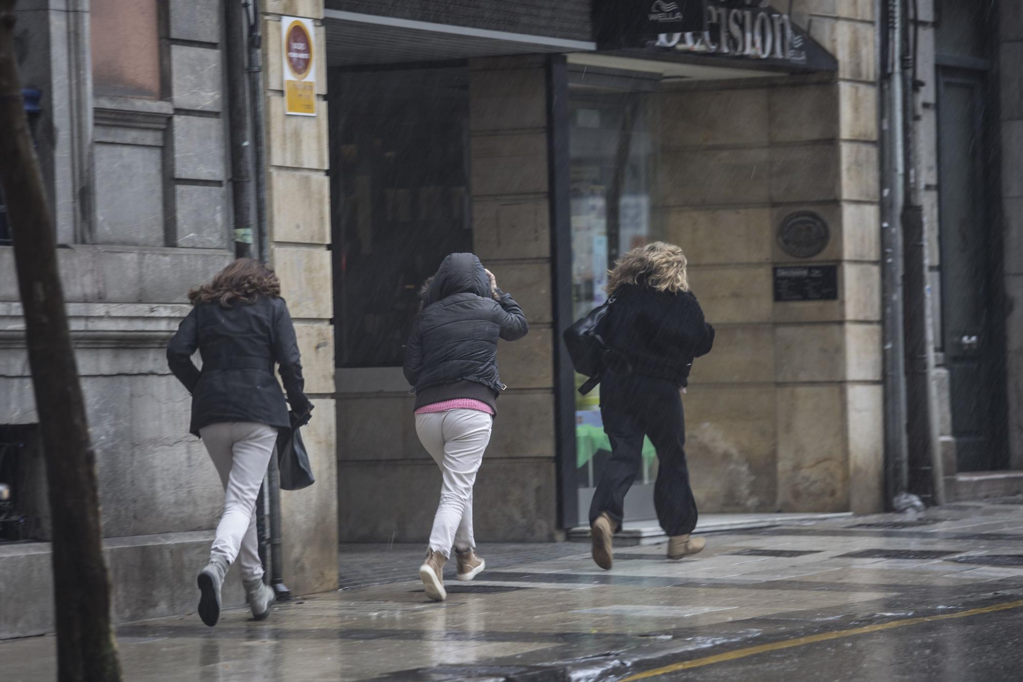 Intensa jornada de lluvias en Oviedo