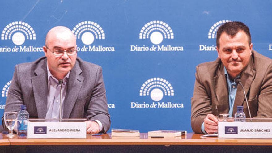 Alejandro Riera y el periodista Juanjo Sánchez.