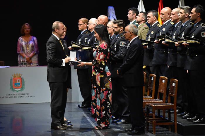 Entrega de Honores y distinciones por el día de ...