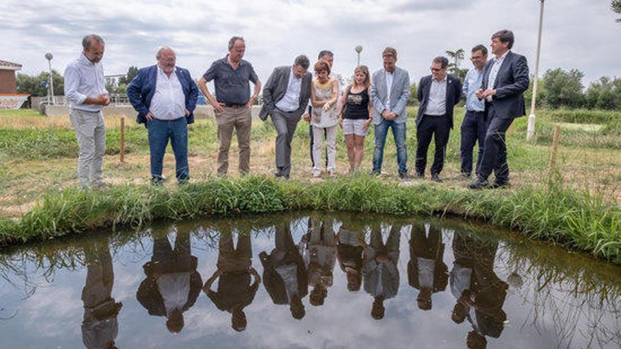 Autoritats que han assistit a la presentació del projecte ambiental.