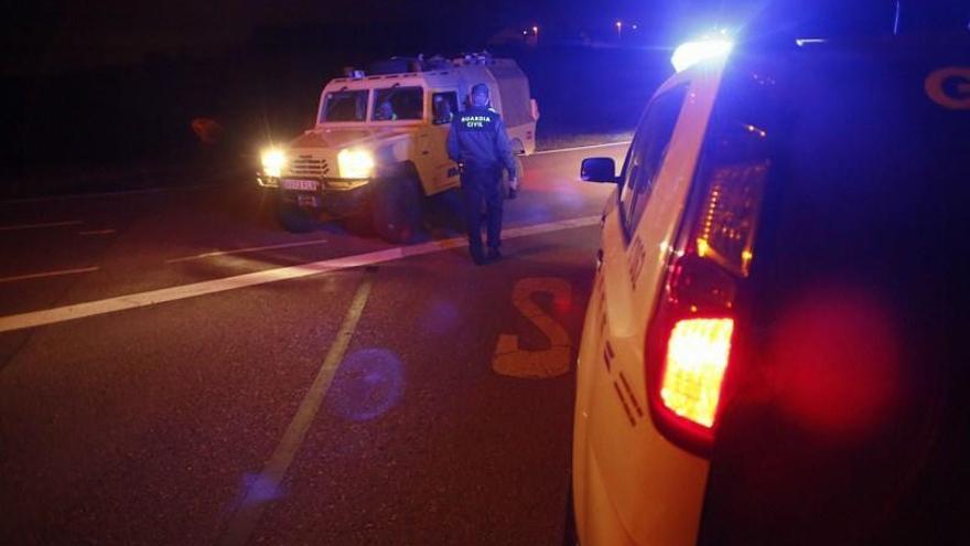 Agentes de la Guardia Civil cortan el tráfico, anoche, en Bayas.