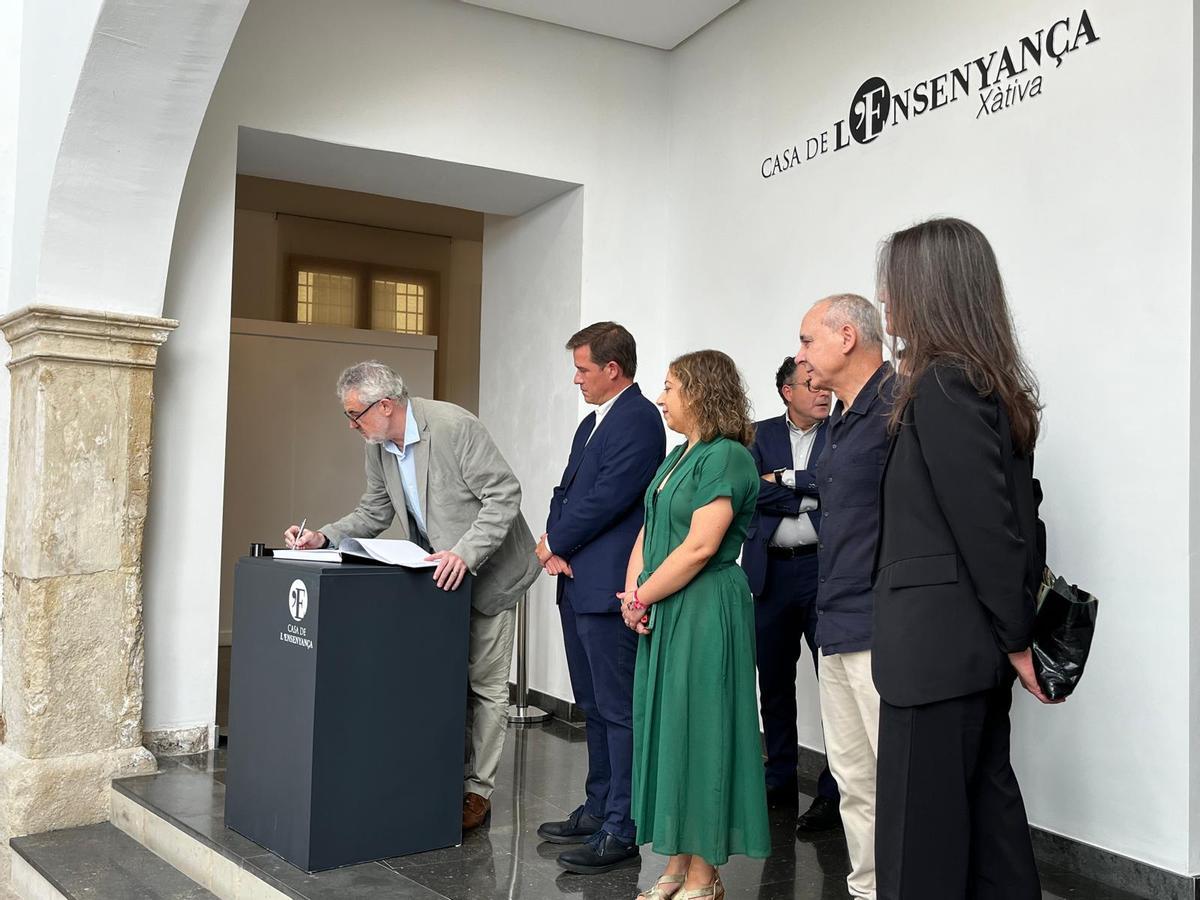 Miguel Falomir, director del Museo Nacional del Prado, firma el libro del Museo de Bellas Artes de Xàtiva con motivo de la exposición de una obra de Josep de Ribera.