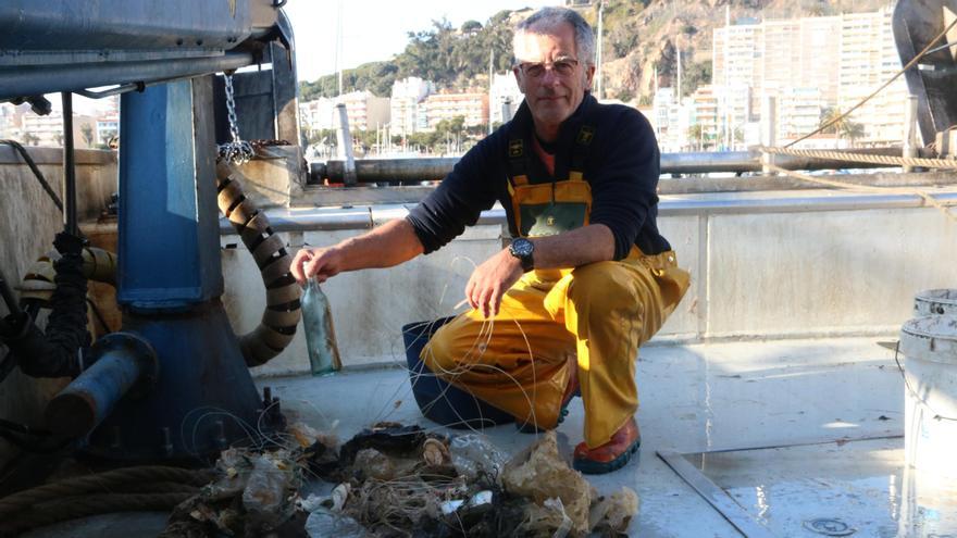 Vídeo: Els pescadors catalans omplen 11 camions cisterna amb 70.000 litres de deixalles marines del litoral durant el 2022