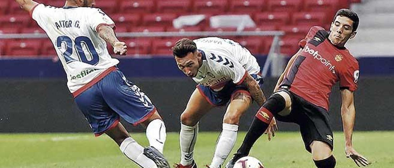 Fran Gámez disputa el balón a Aitor García, el mejor hombre del Rayo Majadahonda, el pasado viernes en el Wanda Metropolitano.