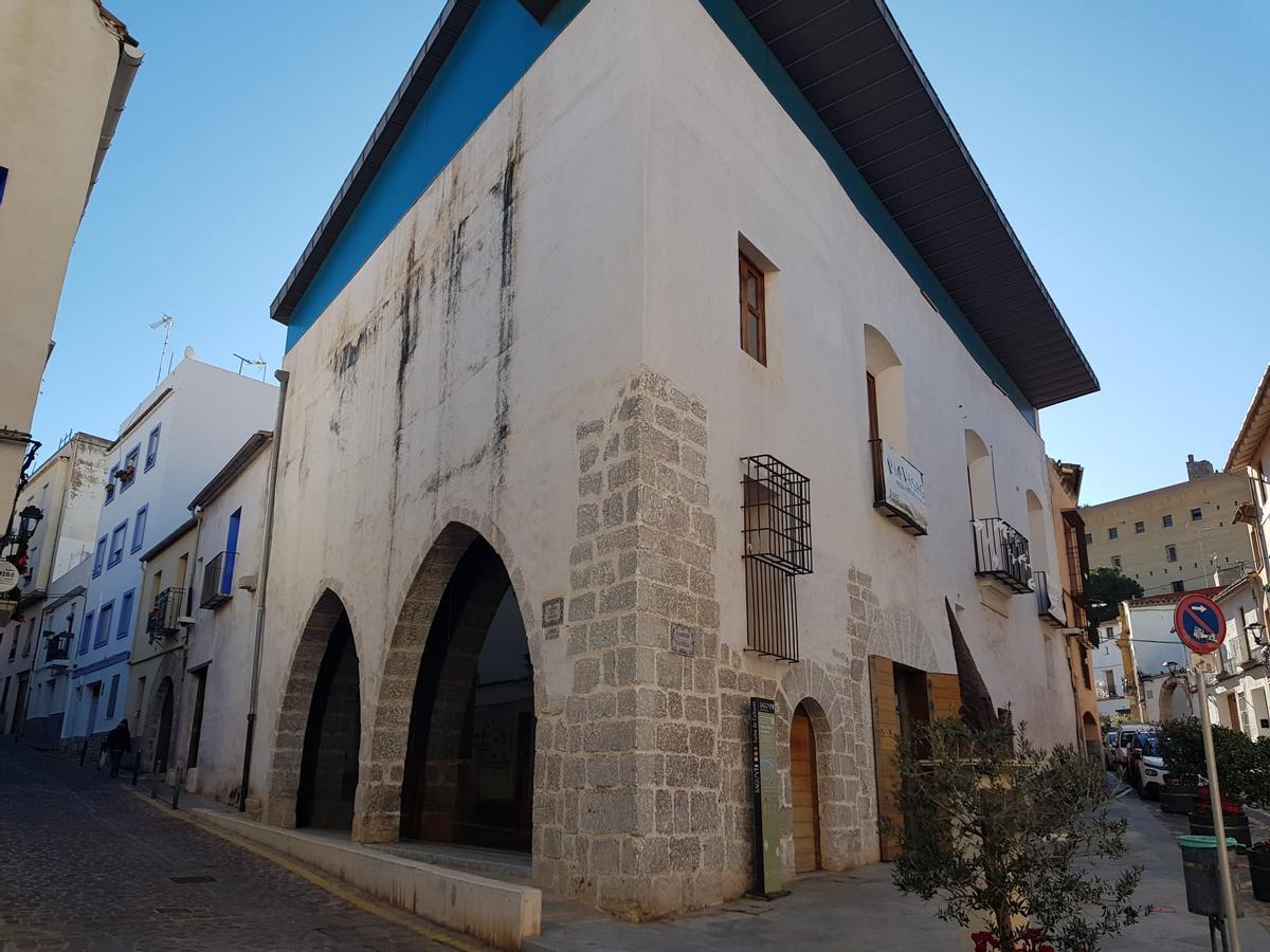 Lateral del museo donde se aprecian los daños provocados por la humedad.