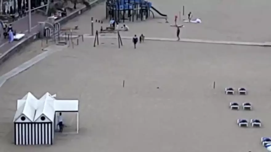 Reencuentro de una madre con su hijo perdido en la playa de Las Canteras