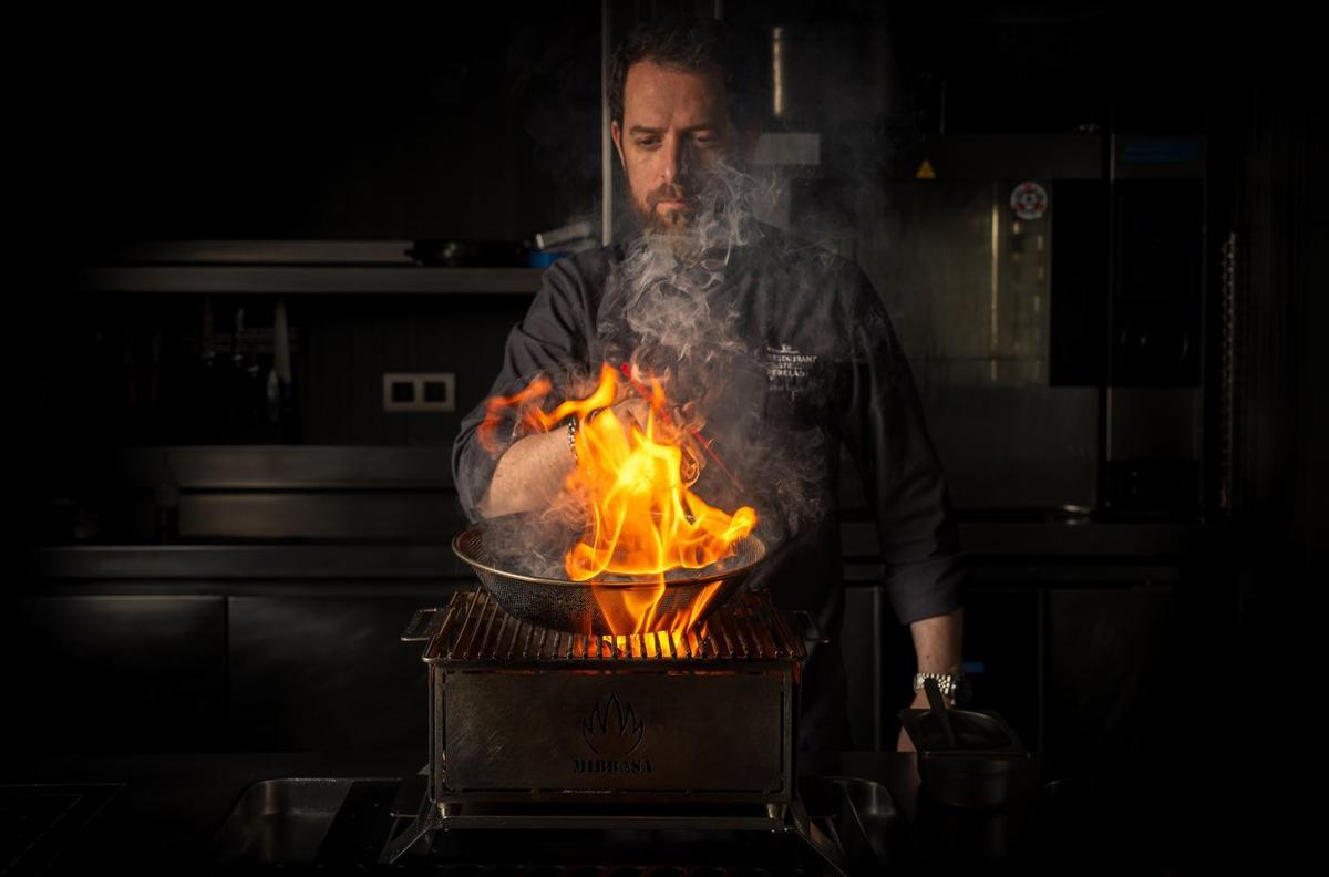 Javi Martínez cuinant a la brasa.
