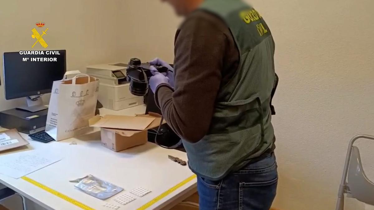 Un agente de la Guardia Civil durante la "Operación ATRI".
