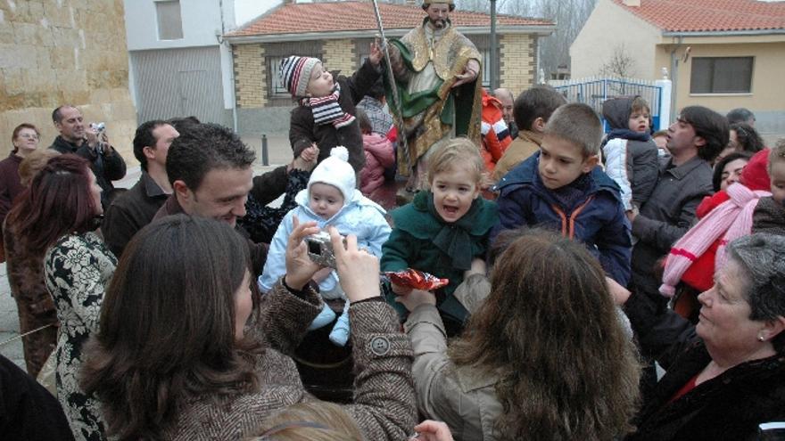 Los vecinos de Jambrina ofrecen a los niños a San Geminiano para obtener sus favores