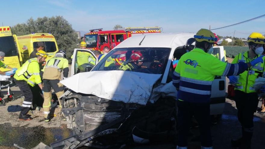 Siete heridos al chocar un coche con una furgoneta de temporeros en Lorca