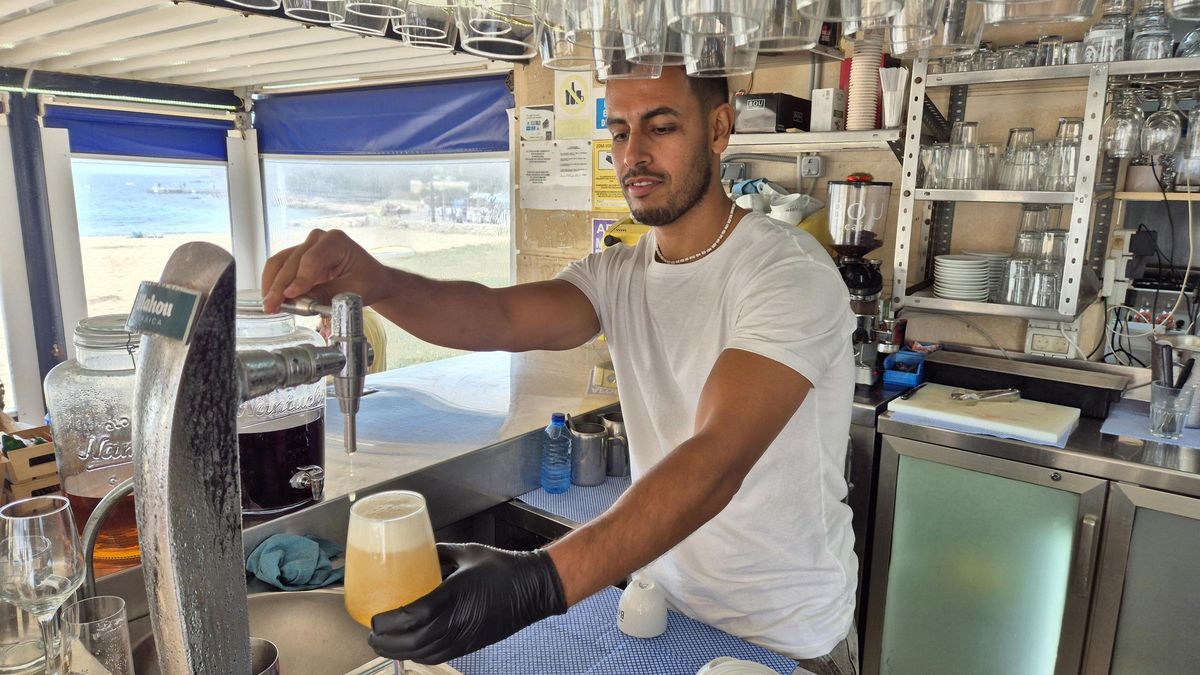 Un cambrer durant la seva jornada laboral.