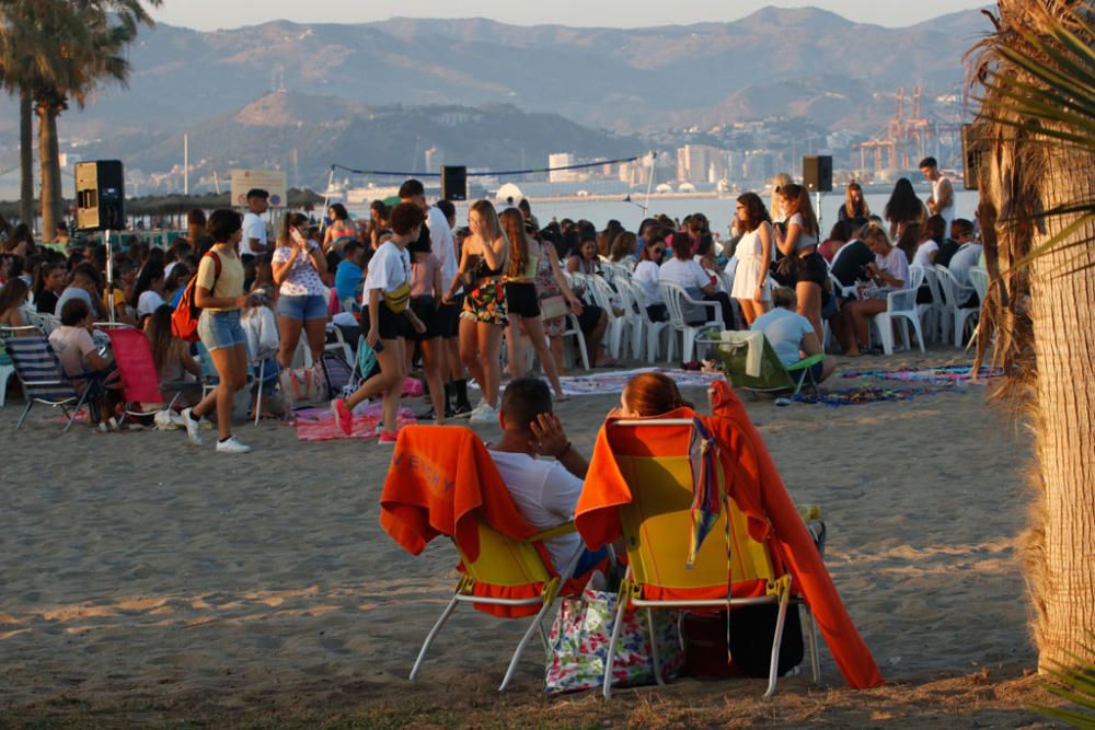 Miles de personas se congregaron en el Cine Abierto de la playa de la Misericordia para ver el estreno de los dos primeros capítulos de La Casa de Papel.